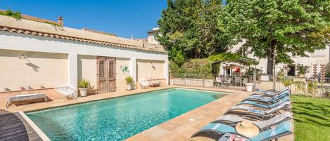 Innenpool, Außenpool (je nach Saison geöffnet), Liegestühle