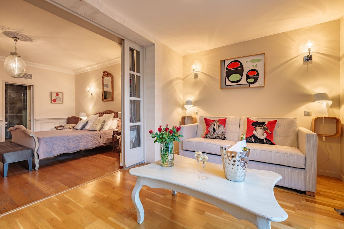 suite avec terrasse (f) | premium bedding, minibar, in-room safe, individually decorated