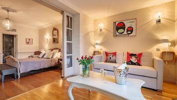 Premier suite | Luxe beddengoed, een minibar, een kluis op de kamer, een bureau