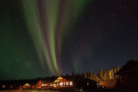 Front of property - evening/night. Inconnu Lodge