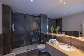 Deep-soaking bathtub, towels