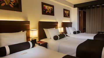 Habitación triple | Minibar, caja fuerte, escritorio y cortinas opacas