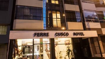 Fachada del alojamiento - Noche