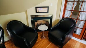 Fundy Suite | Living area | Flat-screen TV - Farmhouse Inn B&B (Canning)