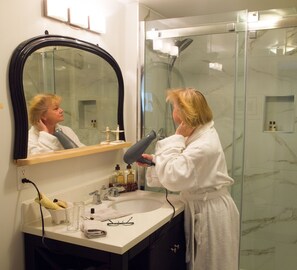 Annapolis Suite | Bathroom | Free toiletries, hair dryer, bathrobes, towels - Farmhouse Inn B&B (Canning)