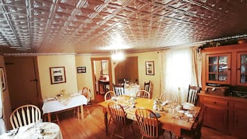 Bao gồm bữa sáng đầy đủ hàng ngày