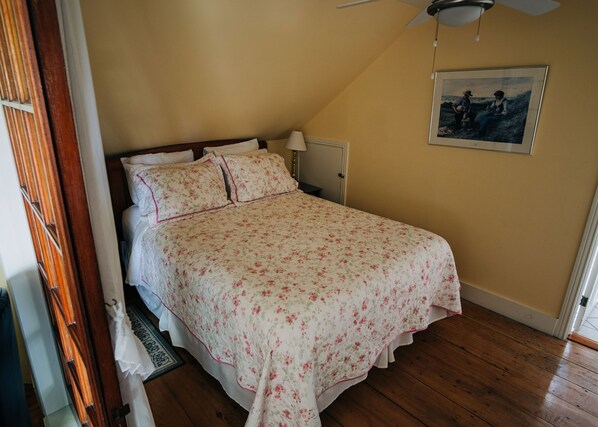 Fundy Suite | Premium bedding, iron/ironing board (on request), WiFi (free)