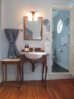 Minas Basin Suite | Bathroom | Free toiletries, hair dryer, bathrobes, towels - Farmhouse Inn B&B (Canning)