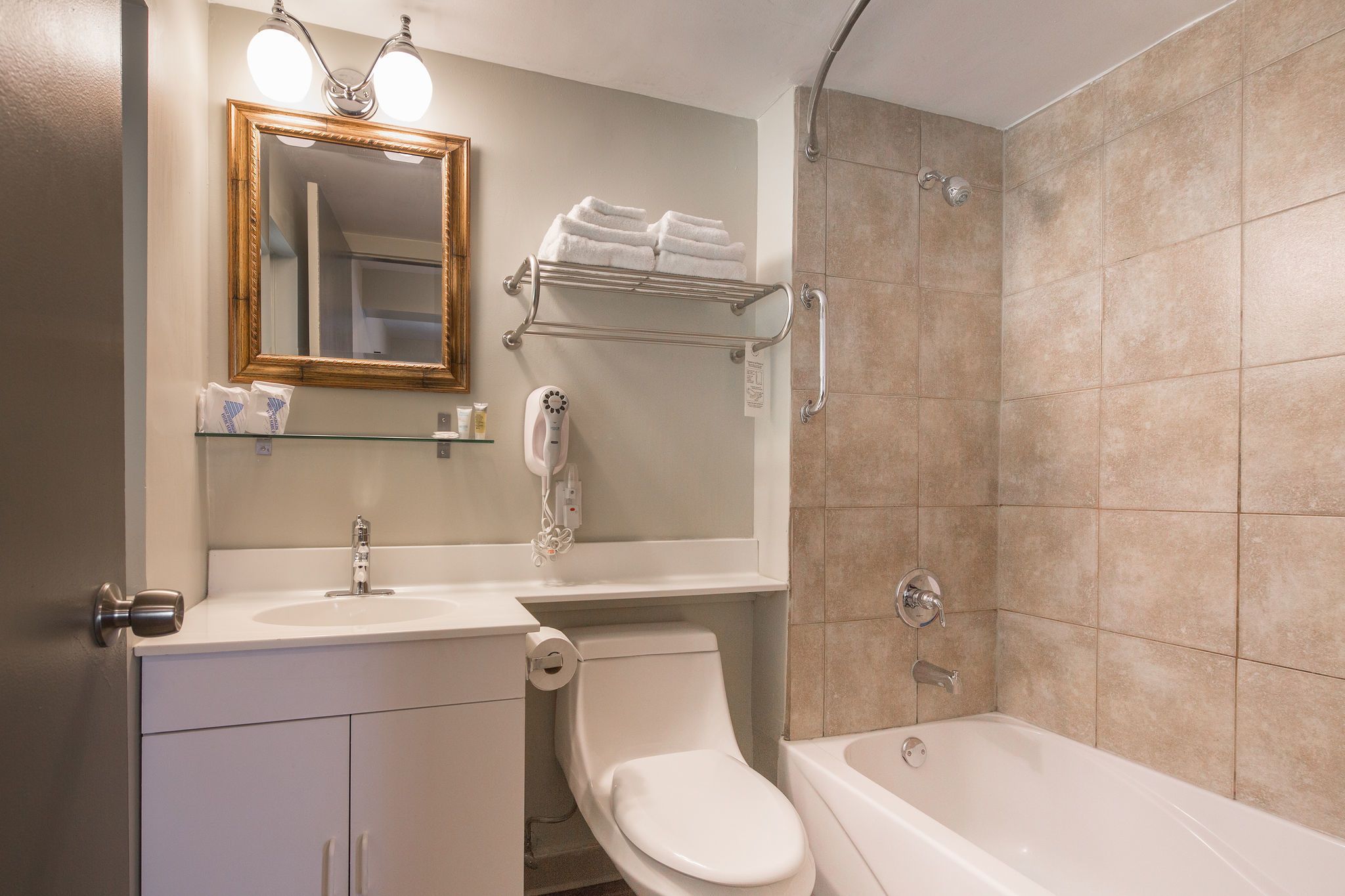 standard room, 1 king bed | bathroom | combined shower/bathtub, free toiletries, hair dryer, towels