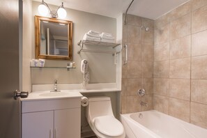 Standard Room, 1 King Bed | Bathroom | Combined shower/tub, free toiletries, hair dryer, towels - Kent Inn (Kawartha Lakes)
