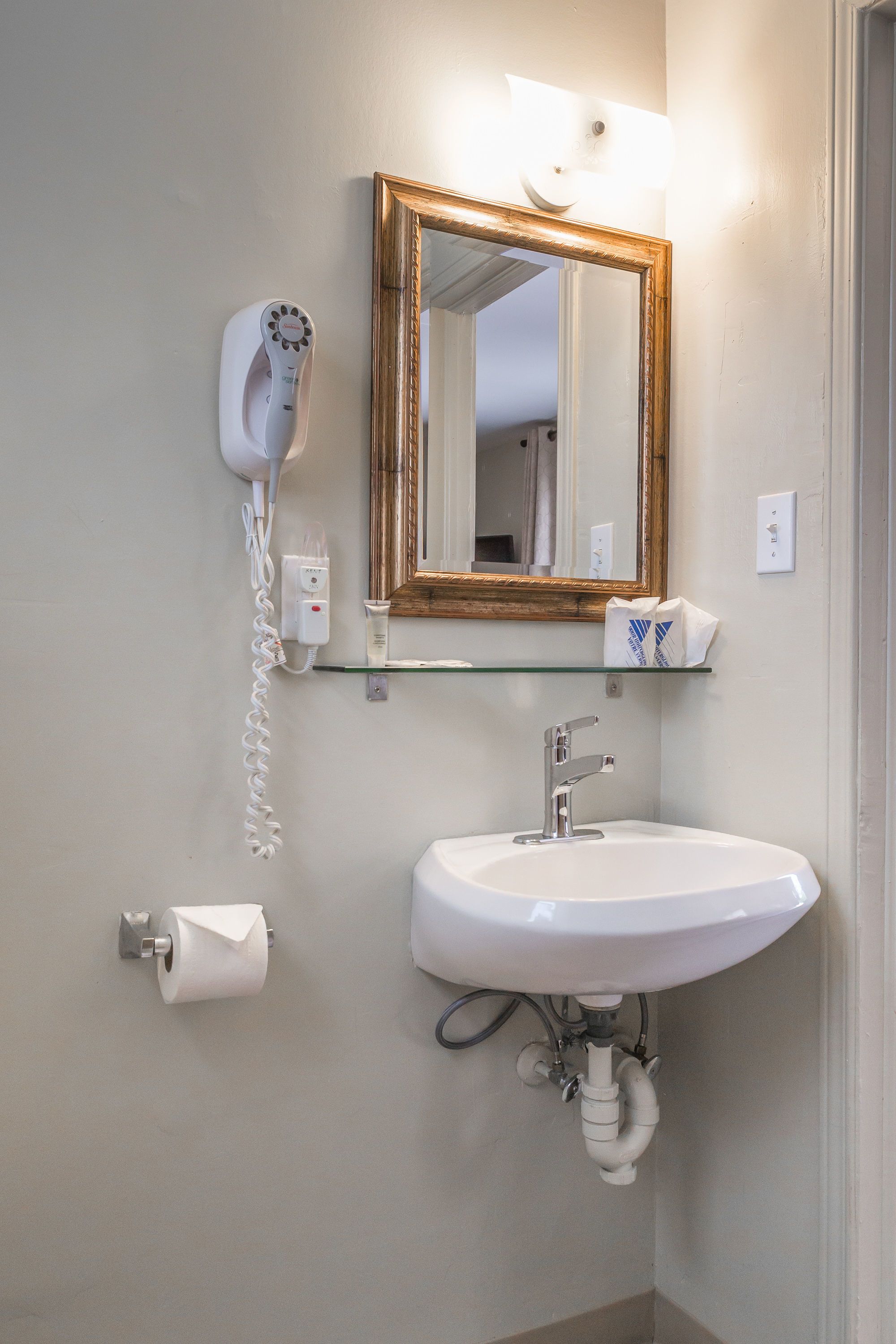 standard room, 1 queen bed | bathroom | combined shower/bathtub, free toiletries, hair dryer, towels