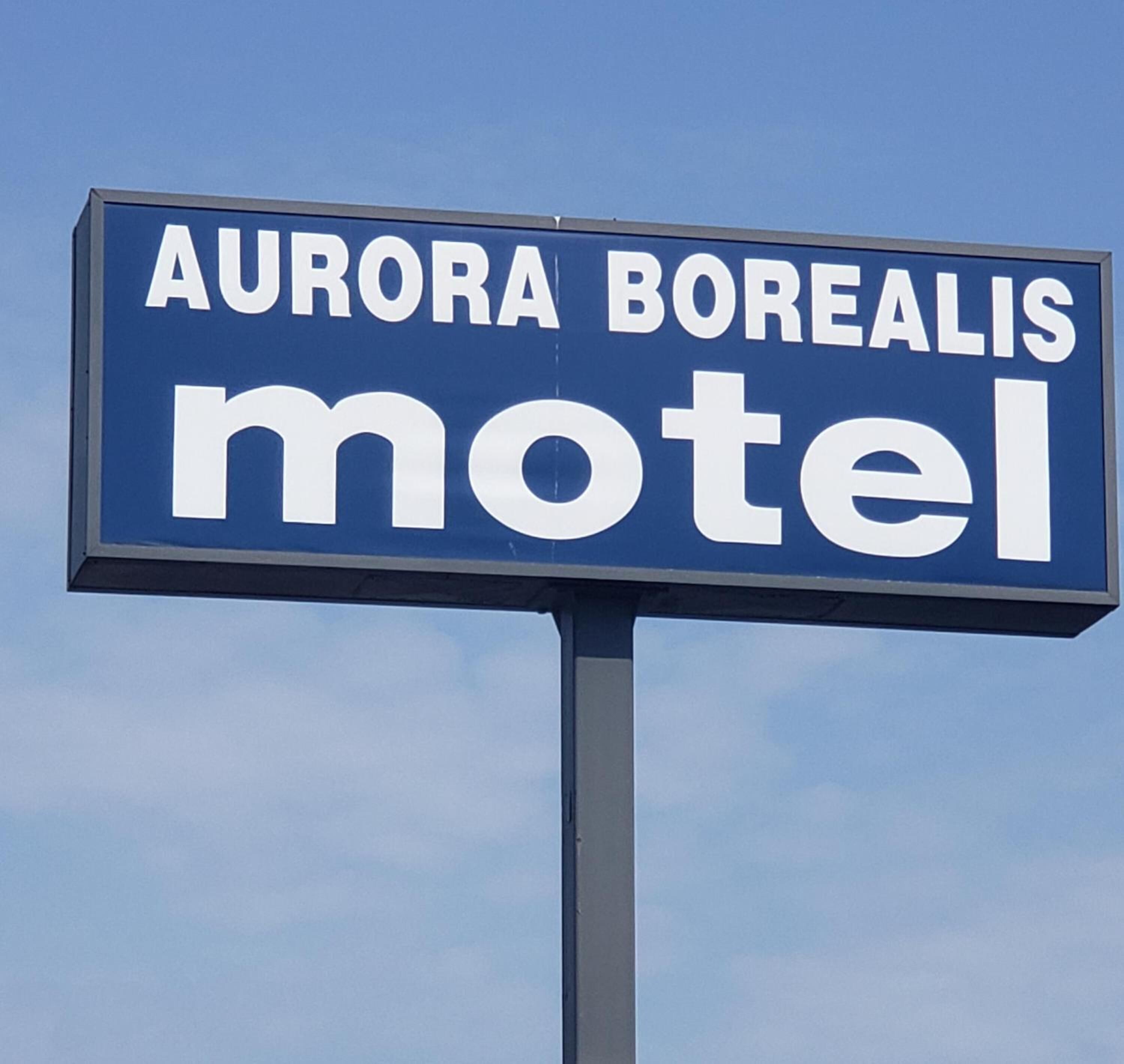 Une enseigne de motel portant le nom « Aurora Boréalis ».