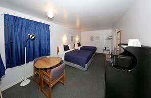 Desk, free WiFi, bed sheets - Aurora Borealis Motel (St Ignace)