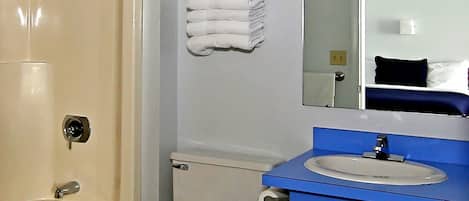 Un baño con bañera, inodoro y lavamanos.