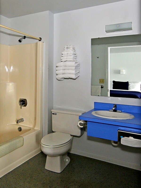 Une salle de bain avec une baignoire, des toilettes et un lavabo.