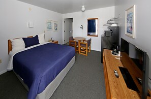 Desk, free WiFi, bed sheets - Aurora Borealis Motel (St Ignace)