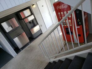 Vending machine - Aurora Borealis Motel (St Ignace)