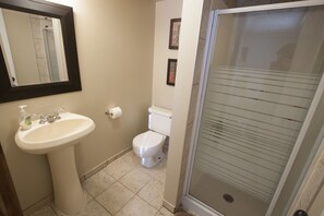 Duschwanne, kostenlose Toilettenartikel, Handtücher