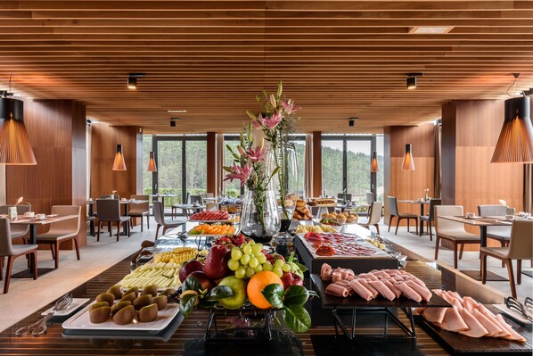 Se ofrece un desayuno bufé (12.00 EUR por persona)