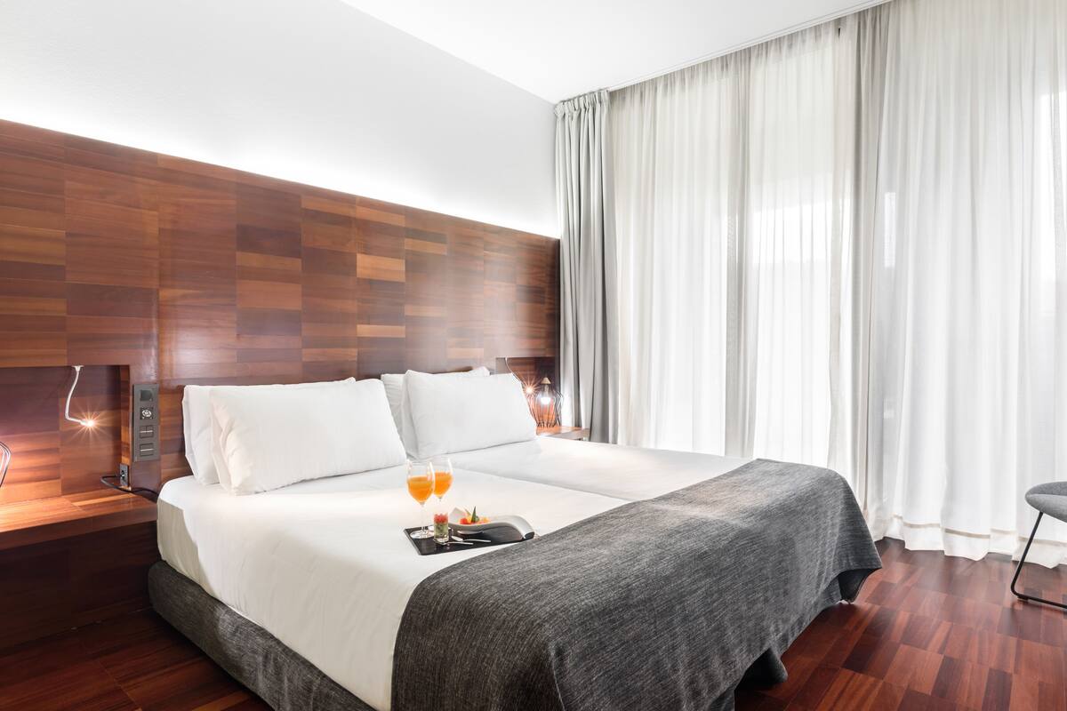 Frigobar, cofres nos quartos, escrivaninha, cortinas blackout