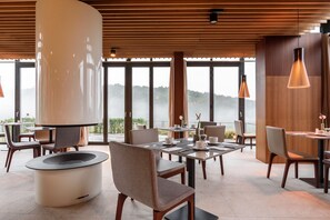 Frukostbuffé varje dag (EUR 12.00 per person)