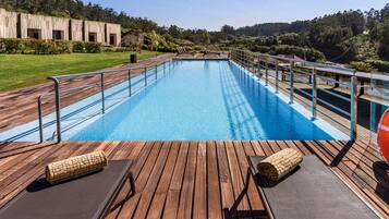 Kolam renang outdoor musiman