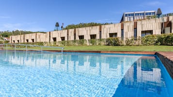 Una piscina al aire libre de temporada