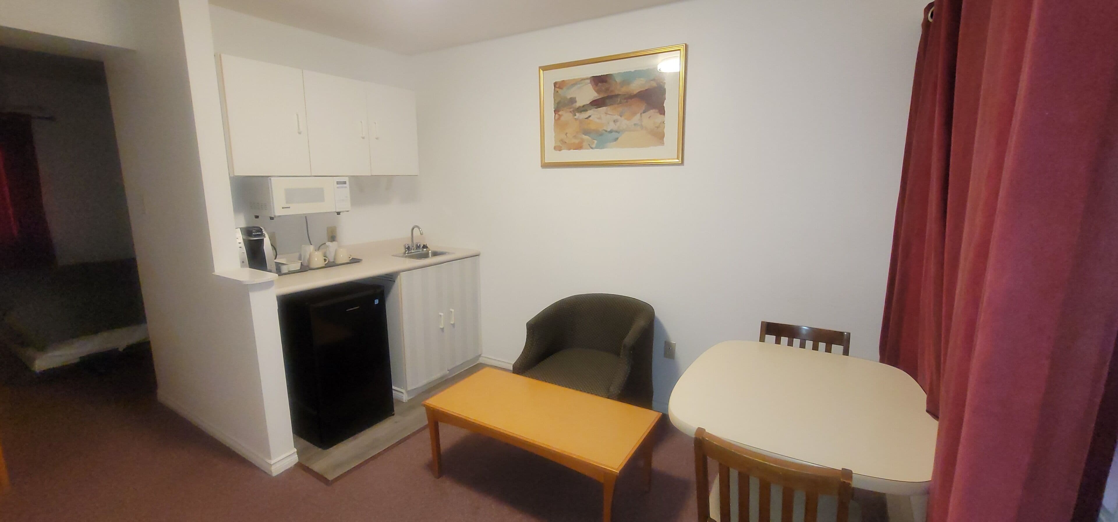 Standard Single Room, 1 Queen Bed | In-room dining