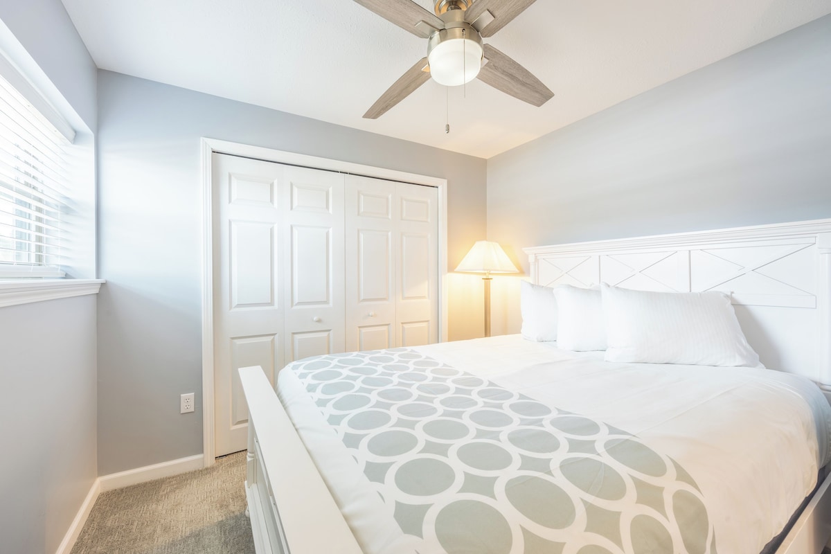 Premium bedding, laptop workspace, WiFi (free), bed sheets