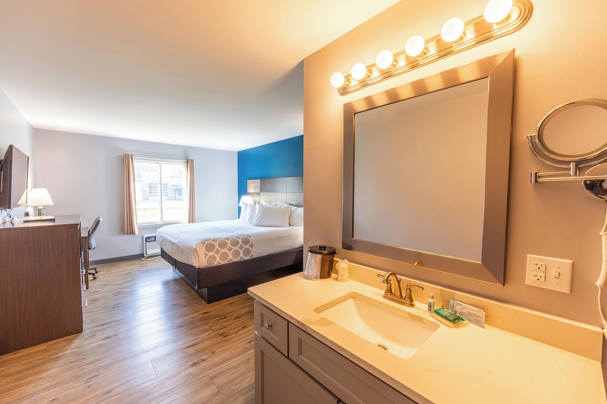 Deluxe Room, 1 King Bed, Accessible | Premium bedding, laptop workspace, WiFi (free), bed sheets