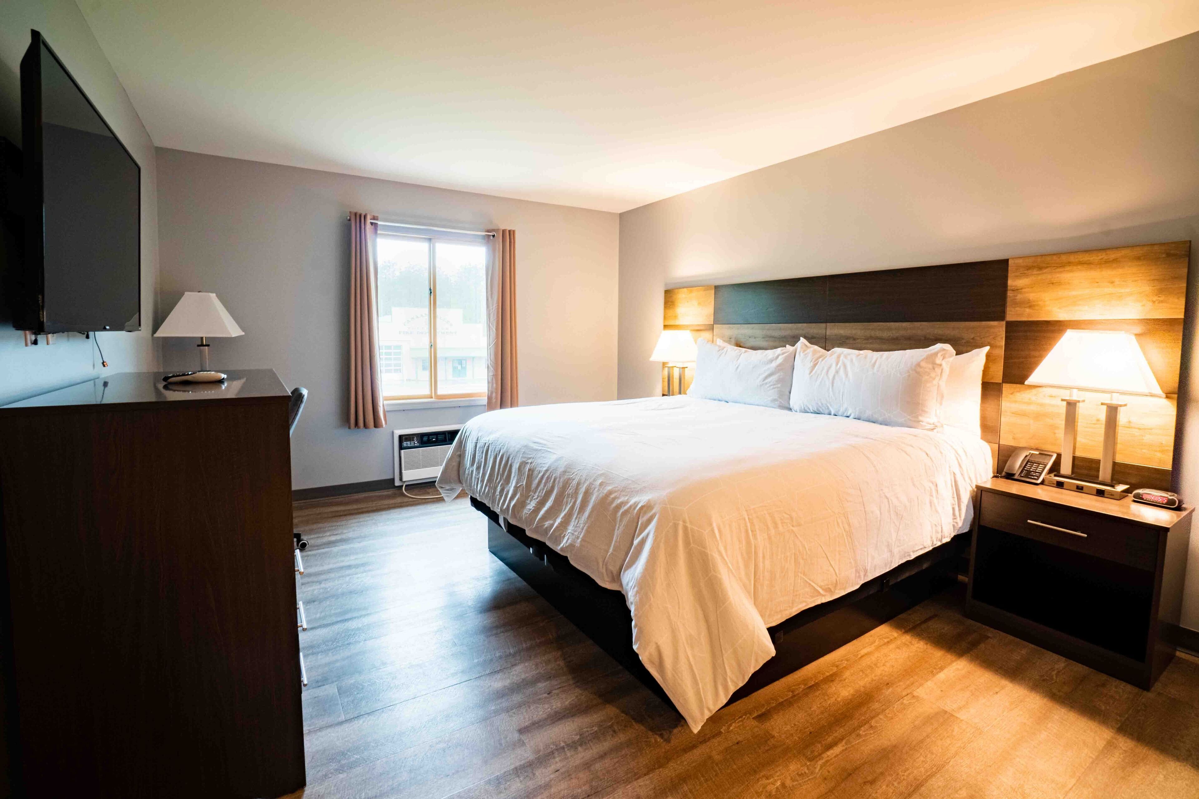 Ropa de cama de alta calidad y espacio para trabajar con laptop 