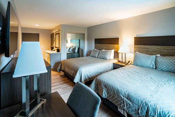 Habitación doble estándar, 2 camas Queen size | Ropa de cama de alta calidad y espacio para trabajar con laptop 