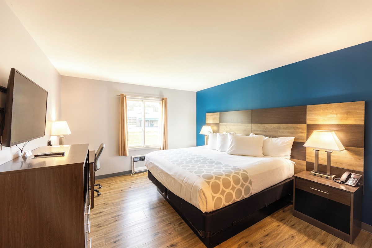 Premium bedding, laptop workspace, WiFi (free), bed sheets