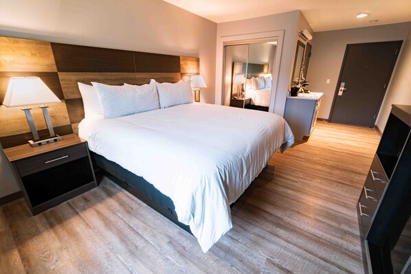 Deluxe-huone, 1 suuri parisänky, jääkaappi ja mikroaaltouuni | 2 makuuhuonetta, ylelliset vuodevaatteet