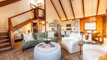 Chalet de lujo | Área de sala de estar | Televisión LCD de 45 pulgadas con canales vía satélite