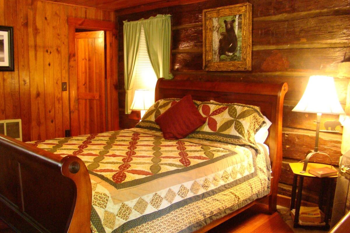 Chalet rustique luxueux, 1 grand lit, foyer | Accès au Wi-Fi (inclus)