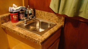 Cabaña Premium, 1 cama de matrimonio, chimenea | Lavabo del cuarto de baño