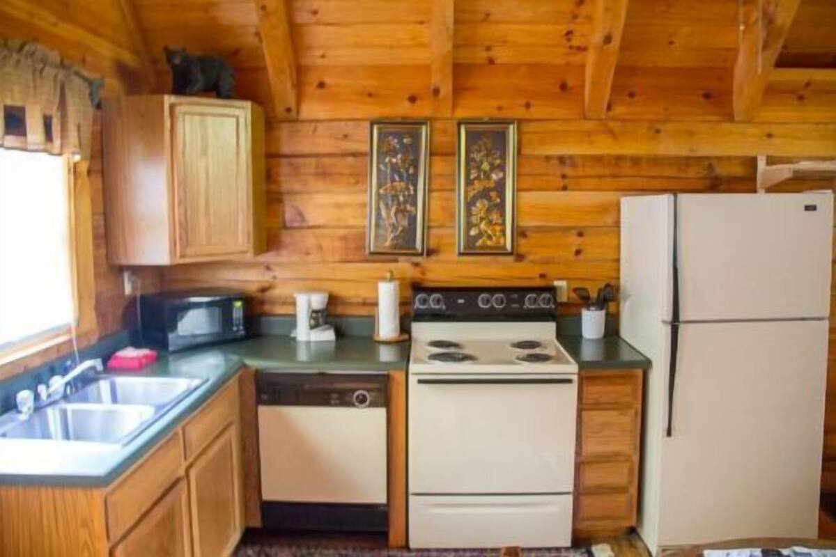 Cabaña | Cocina privada | Refrigerador, microondas, horno y parrilla de estufa