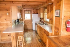 Cabin, 3 Bedrooms | Private kitchen | Fridge, microwave, oven, stovetop