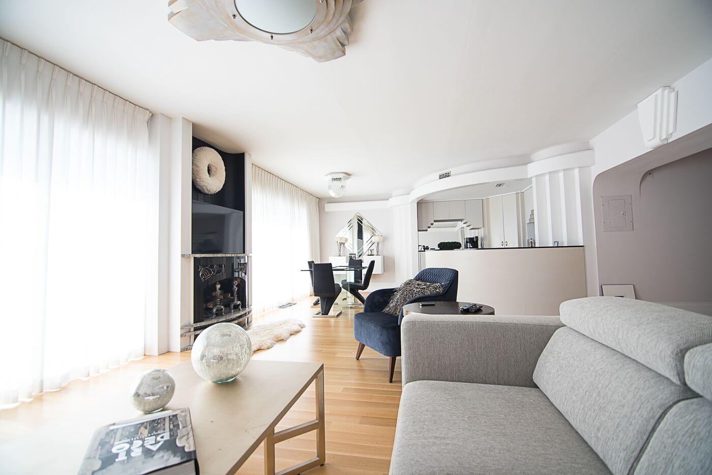 Signature-Apartment, 2 Schlafzimmer, Küche, Flussblick (Condo 9) | Wohnbereich