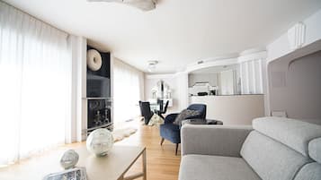 Signature-Apartment, 2 Schlafzimmer, Küche, Flussblick (Condo 9) | Wohnbereich