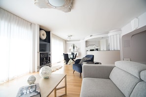 Signature Condo, 2 Bedrooms, Kitchen, River View (Condo 9) | Living area