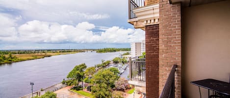 Appart'hôtel Signature, 2 chambres, cuisine, vue fleuve (Condo 9) | Terrasse/Patio