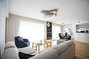 Condo có thiết kế đặc trưng, 2 phòng ngủ, bếp, quang cảnh sông (Condo 9) | Khu phòng khách | TV màn hình phẳng 