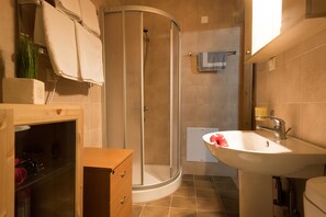 Deluxe Apartment, 1 Bedroom | Bathroom | Shower, hair dryer, towels, shampoo