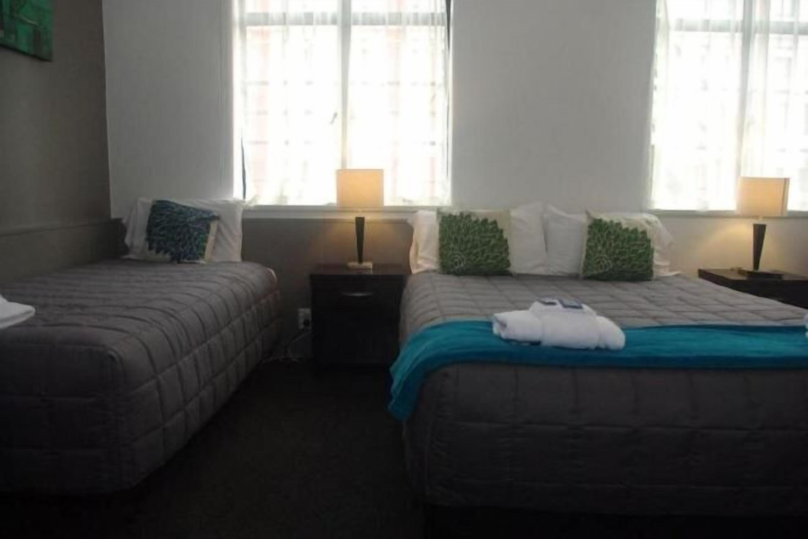 Bàn ủi/dụng cụ ủi quần áo, nôi (giường cho trẻ sơ sinh) miễn phí 