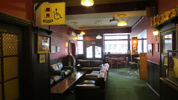 Bar (trong khuôn viên)