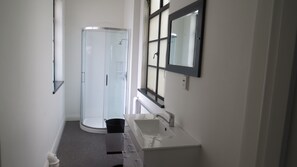 Family Apartment, 3 Bedrooms | Bathroom shower - Law Courts Hotel (Dunedin)
