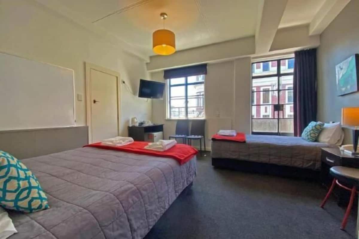 Fer et planche à repasser, lit de bébé (gratuit)