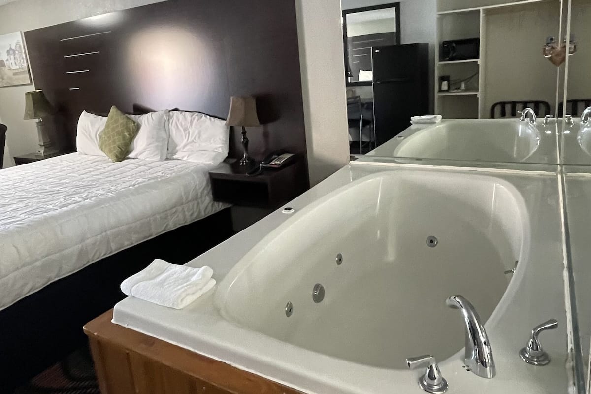 Chambre, 1 très grand lit, bain à remous
